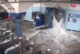 Le métro de New York qui s'inonde à cause de la tempête Sandy